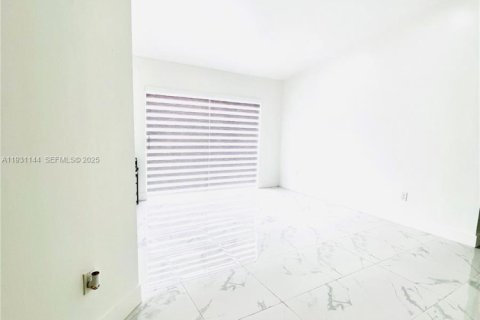 House in Miami, Florida 4 bedrooms, 113.81 sq.m. № 1989791 - photo 6