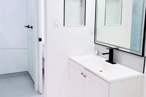 House in Miami, Florida 4 bedrooms, 113.81 sq.m. № 1989791 - photo 21