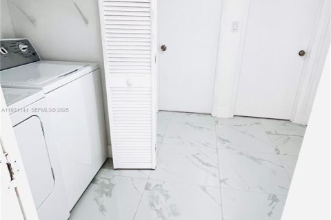 House in Miami, Florida 4 bedrooms, 113.81 sq.m. № 1989791 - photo 17