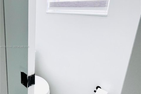 House in Miami, Florida 4 bedrooms, 113.81 sq.m. № 1989791 - photo 12