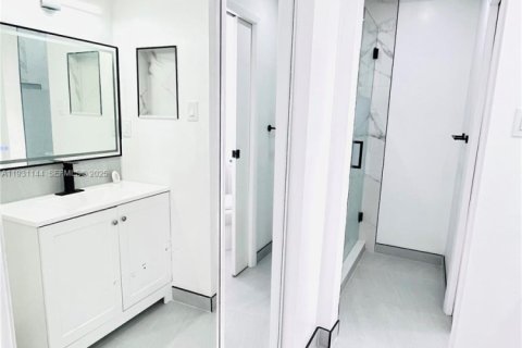 House in Miami, Florida 4 bedrooms, 113.81 sq.m. № 1989791 - photo 10