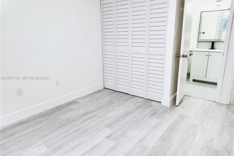 House in Miami, Florida 4 bedrooms, 113.81 sq.m. № 1989791 - photo 7