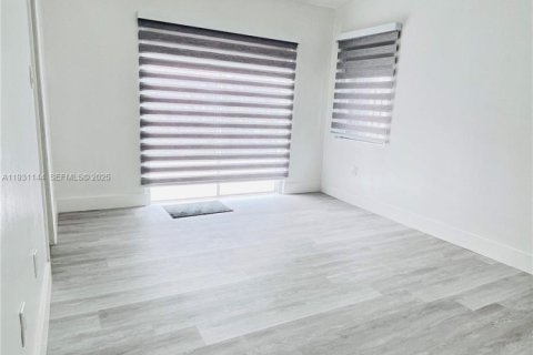 House in Miami, Florida 4 bedrooms, 113.81 sq.m. № 1989791 - photo 8