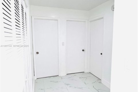 House in Miami, Florida 4 bedrooms, 113.81 sq.m. № 1989791 - photo 16