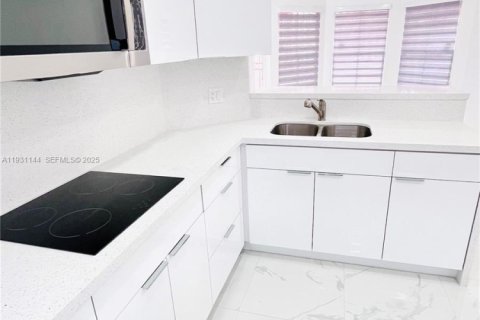 House in Miami, Florida 4 bedrooms, 113.81 sq.m. № 1989791 - photo 3