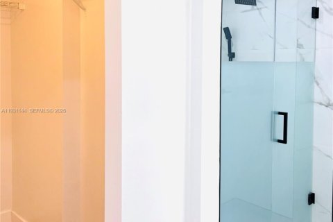 House in Miami, Florida 4 bedrooms, 113.81 sq.m. № 1989791 - photo 11