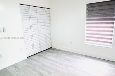 House in Miami, Florida 4 bedrooms, 113.81 sq.m. № 1989791 - photo 14