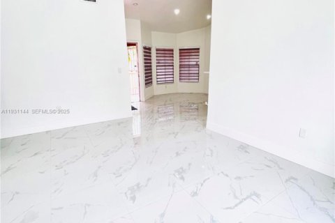 House in Miami, Florida 4 bedrooms, 113.81 sq.m. № 1989791 - photo 2