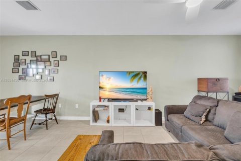 Adosado en alquiler en Miami, Florida, 3 dormitorios, 123.65 m2 № 2084996 - foto 12