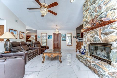 House in Dade City, Florida 3 bedrooms, 237.64 sq.m. № 1517087 - photo 7