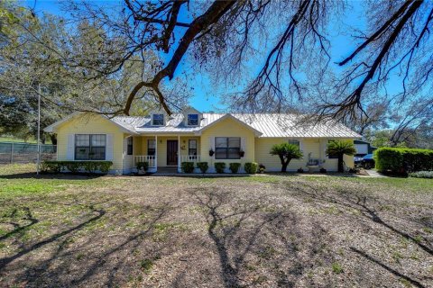 House in Dade City, Florida 3 bedrooms, 237.64 sq.m. № 1517087 - photo 1