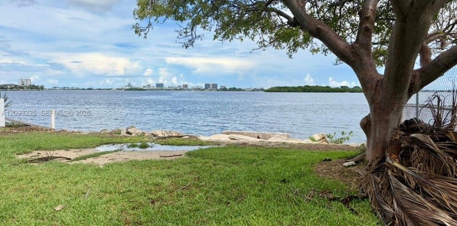 Land in Miami, Florida № 2381698