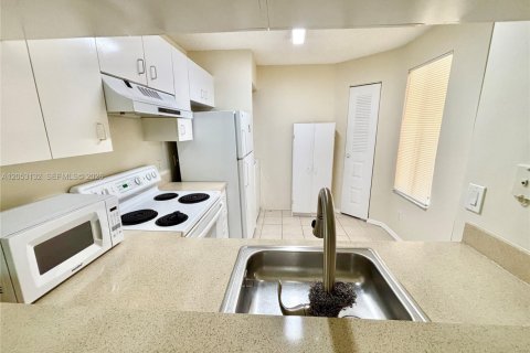 Condo in Coral Springs, Florida, 2 bedrooms  № 2263056 - photo 14