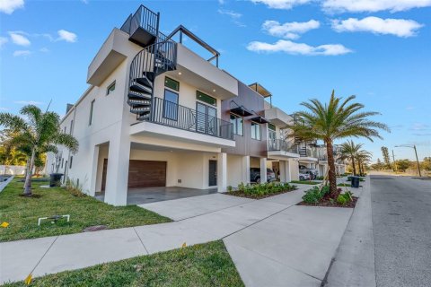 Adosado en venta en Saint Petersburg, Florida, 3 dormitorios, 183.57 m2 № 1555100 - foto 1