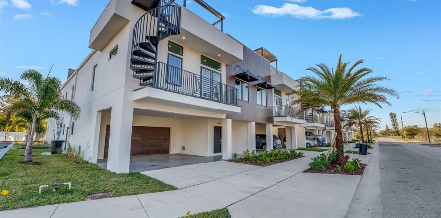 Adosado en Saint Petersburg, Florida 3 dormitorios, 183.57 m2 № 1555100