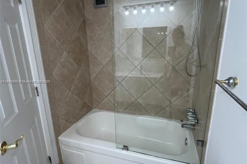 Condominio en venta en Miami Beach, Florida, 1 dormitorio, 84.54 m2 № 1739683 - foto 11