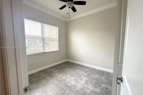 Снять в аренду таунхаус в Пемброк-Пайнс, Флорида 3 спальни, 161.09м2, № 1941434 - фото 24