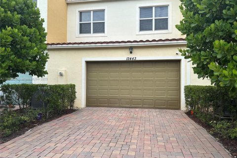 Снять в аренду таунхаус в Пемброк-Пайнс, Флорида 3 спальни, 161.09м2, № 1941434 - фото 28