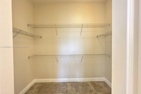 Снять в аренду таунхаус в Пемброк-Пайнс, Флорида 3 спальни, 161.09м2, № 1941434 - фото 12