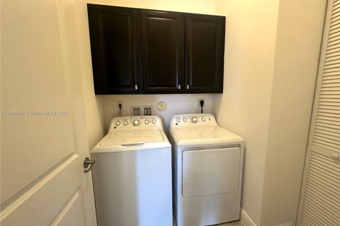 Снять в аренду таунхаус в Пемброк-Пайнс, Флорида 3 спальни, 161.09м2, № 1941434 - фото 25