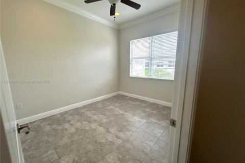 Снять в аренду таунхаус в Пемброк-Пайнс, Флорида 3 спальни, 161.09м2, № 1941434 - фото 18