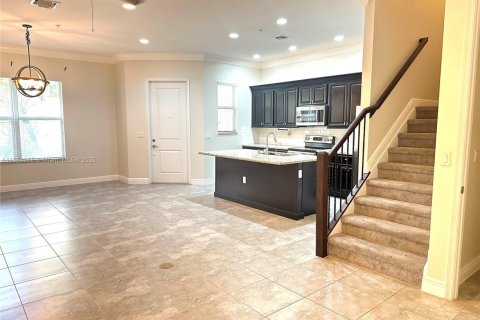 Снять в аренду таунхаус в Пемброк-Пайнс, Флорида 3 спальни, 161.09м2, № 1941434 - фото 1