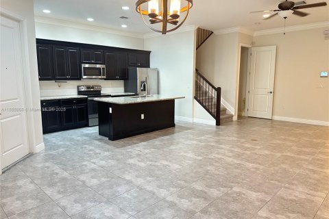 Снять в аренду таунхаус в Пемброк-Пайнс, Флорида 3 спальни, 161.09м2, № 1941434 - фото 3
