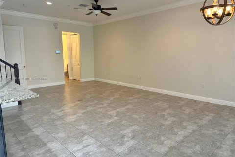 Снять в аренду таунхаус в Пемброк-Пайнс, Флорида 3 спальни, 161.09м2, № 1941434 - фото 4