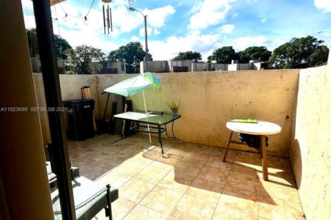 Снять в аренду таунхаус в Майами, Флорида 3 спальни, 111.67м2, № 1982678 - фото 4