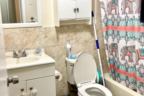 Снять в аренду таунхаус в Майами, Флорида 3 спальни, 111.67м2, № 1982678 - фото 13