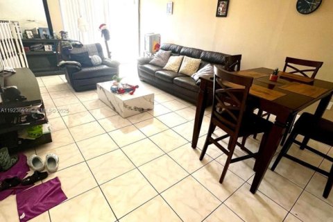 Снять в аренду таунхаус в Майами, Флорида 3 спальни, 111.67м2, № 1982678 - фото 3