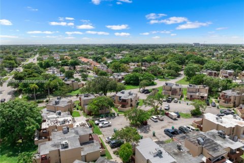 Снять в аренду таунхаус в Майами, Флорида 3 спальни, 111.67м2, № 1982678 - фото 16