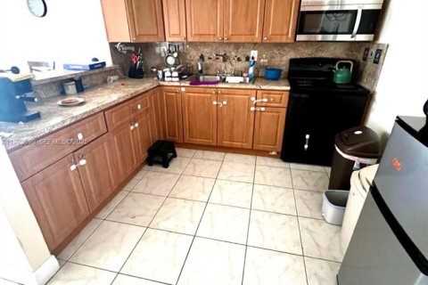 Снять в аренду таунхаус в Майами, Флорида 3 спальни, 111.67м2, № 1982678 - фото 2