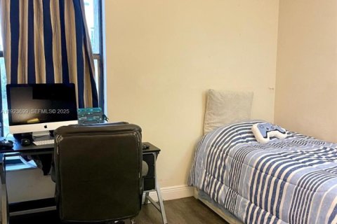 Снять в аренду таунхаус в Майами, Флорида 3 спальни, 111.67м2, № 1982678 - фото 15