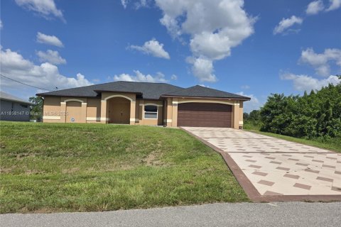 House in Lehigh Acres, Florida 3 bedrooms, 153.57 sq.m. № 1882519 - photo 1