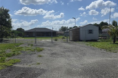 House in Lehigh Acres, Florida 3 bedrooms, 153.57 sq.m. № 1882519 - photo 19
