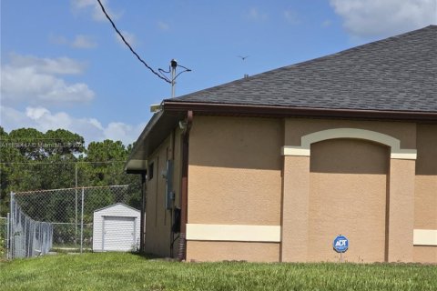 House in Lehigh Acres, Florida 3 bedrooms, 153.57 sq.m. № 1882519 - photo 2