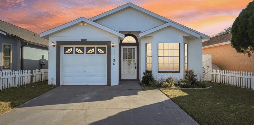 House in Orlando, Florida 3 bedrooms, 112.97 sq.m. № 1560200