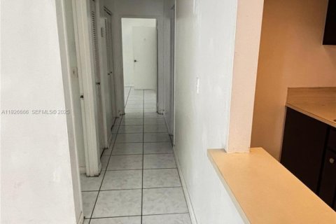 Copropriété à louer à Doral, Floride: 2 chambres, 98.48 m2 № 1986554 - photo 2