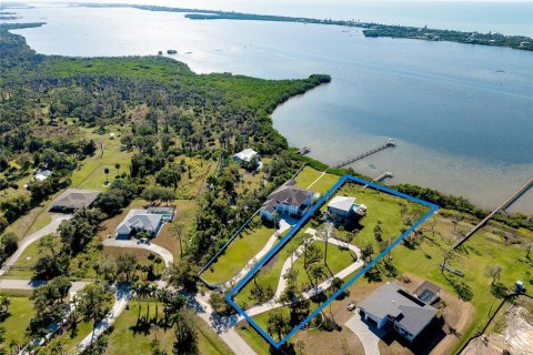 House in Englewood, Florida 4 bedrooms, 298.59 sq.m. № 2144364