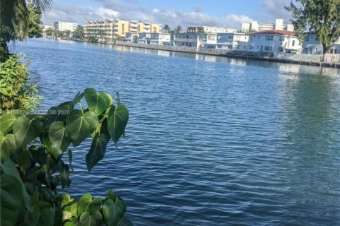 Copropriété à louer à Miami Beach, Floride: 1 chambre, 53.42 m2 № 2428238 - photo 2