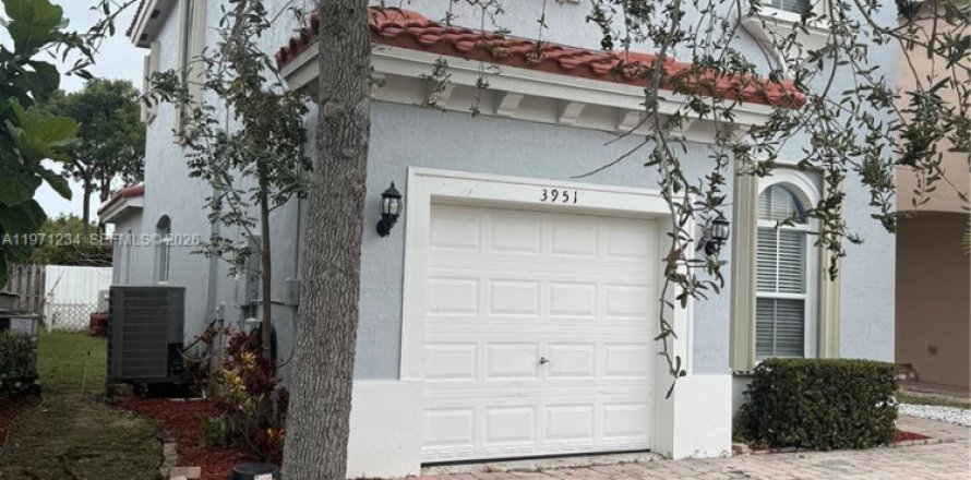 House in Homestead, Florida 5 bedrooms, 191.84 sq.m. № 2080501