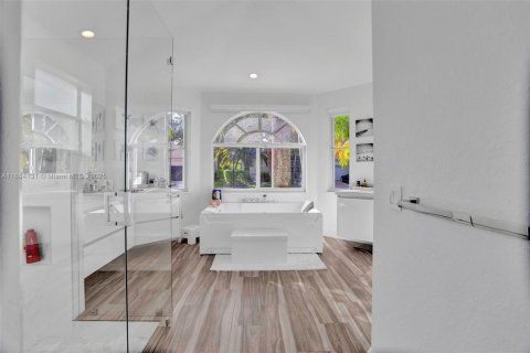 House in Weston, Florida 4 bedrooms, 250.19 sq.m. № 1930964 - photo 16