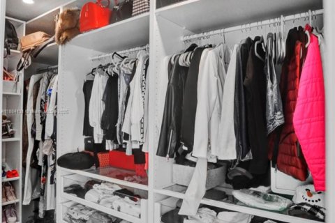 House in Weston, Florida 4 bedrooms, 250.19 sq.m. № 1930964 - photo 18