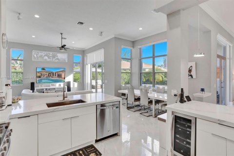 House in Weston, Florida 4 bedrooms, 250.19 sq.m. № 1930964 - photo 7