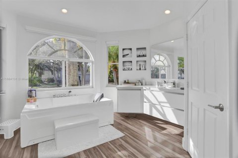 House in Weston, Florida 4 bedrooms, 250.19 sq.m. № 1930964 - photo 22