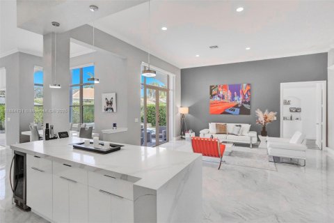 House in Weston, Florida 4 bedrooms, 250.19 sq.m. № 1930964 - photo 5