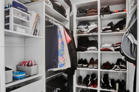 House in Weston, Florida 4 bedrooms, 250.19 sq.m. № 1930964 - photo 20