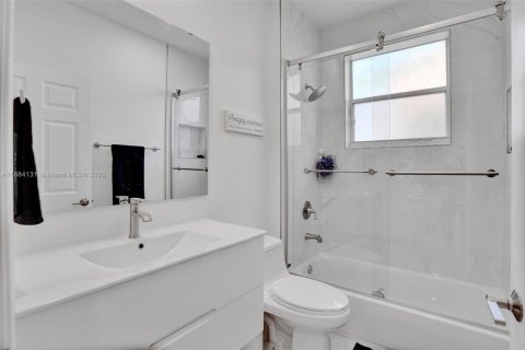 House in Weston, Florida 4 bedrooms, 250.19 sq.m. № 1930964 - photo 30