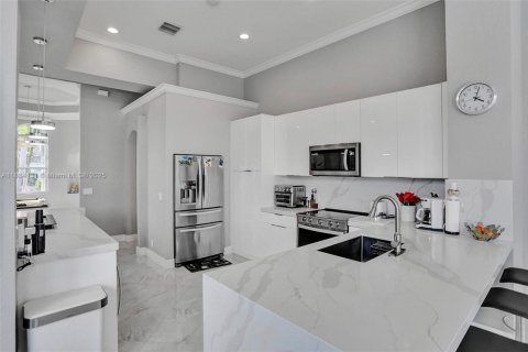 House in Weston, Florida 4 bedrooms, 250.19 sq.m. № 1930964 - photo 15